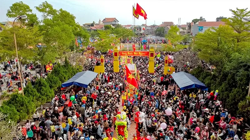 Lễ hội Đình Quan Lạn (Vân Đồn, Quảng Ninh) mang đậm giá trị lịch sử mà còn là một đợt sinh hoạt văn hóa tín ngưỡng dân gian, phản ánh sâu sắc văn hóa biển đảo đặc trưng của cư dân Vân Đồn. Lễ hội Đình Quan Lạn (Vân Đồn, Quảng Ninh) mang đậm giá trị lịch sử mà còn là một đợt sinh hoạt văn hóa tín ngưỡng dân gian, phản ánh sâu sắc văn hóa biển đảo đặc trưng của cư dân Vân Đồn.