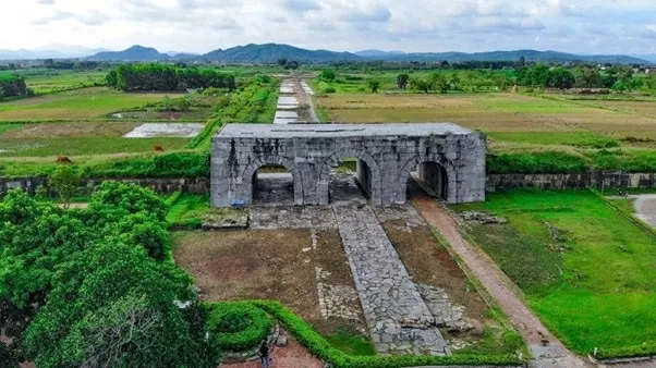 Cổng thành phía Nam Thành nhà Hồ với ba vòm đá lớn, bao quanh là cánh đồng lúa xanh mướt, tạo nên khung cảnh hùng vĩ và thanh bình. (Nguồn: Trung tâm Bảo tồn Di sản Thành nhà Hồ)