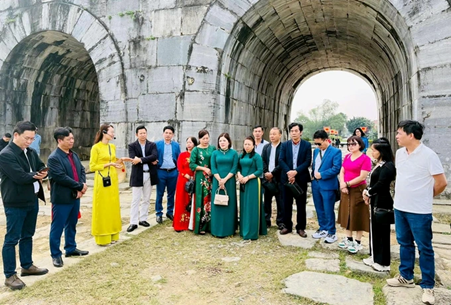 Du khách tham quan tại Di sản Thành nhà Hồ (Ảnh: Quách Tuấn)