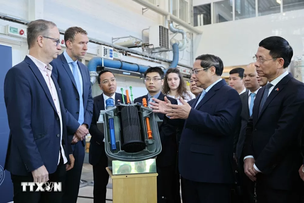 Thời điểm để Việt Nam và Thụy Điển làm mới quan hệ Thủ tướng làm việc với Phòng thí nghiệm hạt nhân của Viện Nghiên cứu Hoàng gia Thụy Điển