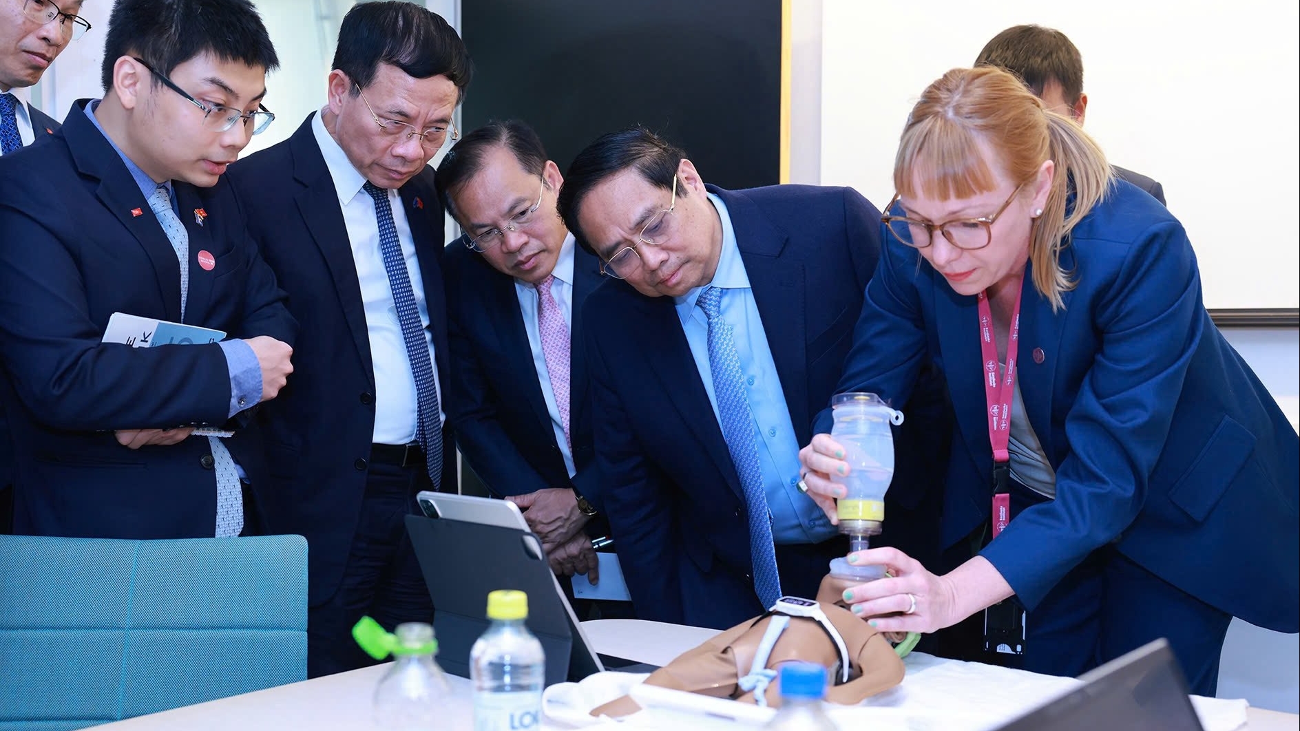 Thủ tướng Phạm Minh Chính thăm, làm việc với trung tâm đào tạo và nghiên cứu y học danh tiếng nhất Thụy Điển