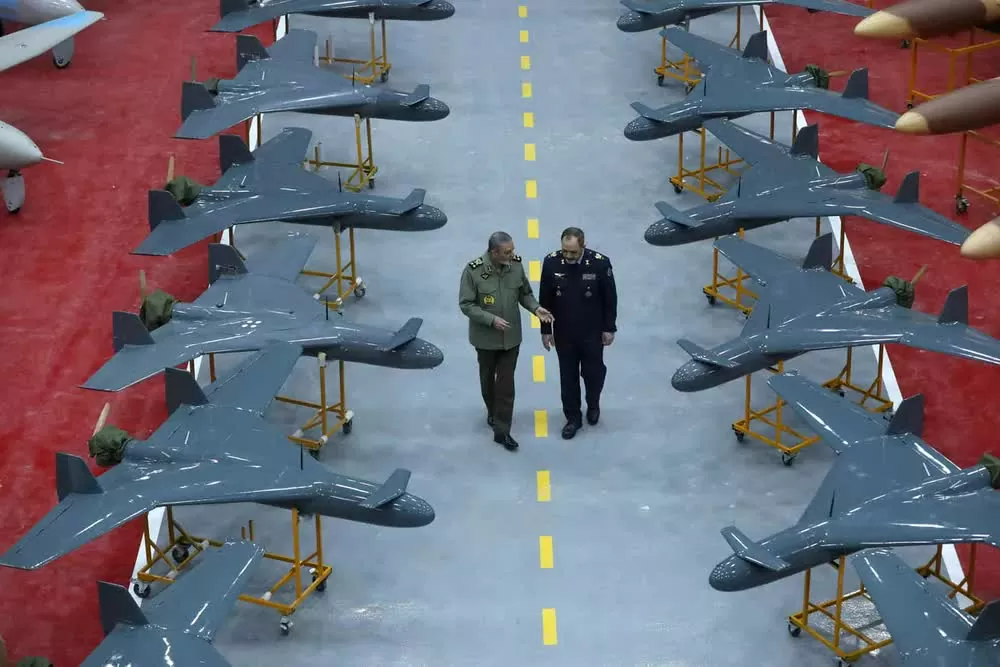 Tư lệnh quân đội Iran, Tướng Abdolrahim Mousavi (trái) phát biểu với Bộ trưởng Quốc phòng, Tướng Aziz Nasirzadeh trong buổi lễ bàn giao máy bay không người lái do nước này sản xuất cho quân đội tại một địa điểm không được tiết lộ ở Iran. (Nguồn: Quân đội Iran) Tư lệnh quân đội Iran, Tướng Abdolrahim Mousavi (trái) phát biểu với Bộ trưởng Quốc phòng, Tướng Aziz Nasirzadeh trong buổi lễ bàn giao máy bay không người lái do nước này sản xuất cho quân đội tại một địa điểm không được tiết lộ ở Iran. (Nguồn: Quân đội Iran)