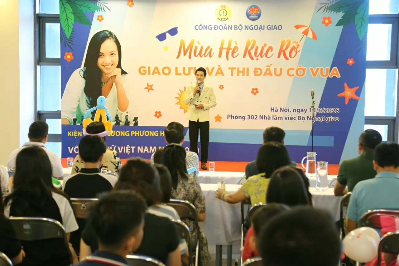 “Mùa hè rực rỡ” là chương trình thường niêm của Bộ Ngoại giao do Công đoàn bộ tổ chức, dựa trên đề xuất của CLB Cờ vua , năm nay Công đoàn Bộ tổ chức cho các cháu thiếu nhi Bộ Ngoại giao thi đấu và giao lưu môn cờ vua với kiện tướng Lương Phương Hạnh – Nữ kỳ thủ vô địch giải Cờ vua Việt Nam 2020.