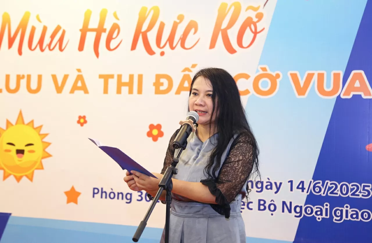 Phát biểu khai mạc chương trình, Chủ tịch Công đoàn Bộ Đỗ Ngọc Thủy cho biết “Mùa hè rực rỡ năm 2025” là chương trình nằm trong khuôn khổ các haotj động chào mừng kỷ niệm 80 năm thành lập Ngành Ngoại giao. Ý nghĩa của chương trình nhằm mang lại những giờ phút sảng khoái, đắm mình trong vẻ đẹp trí tuệ mà bộ môn cờ vua đem lại. 
