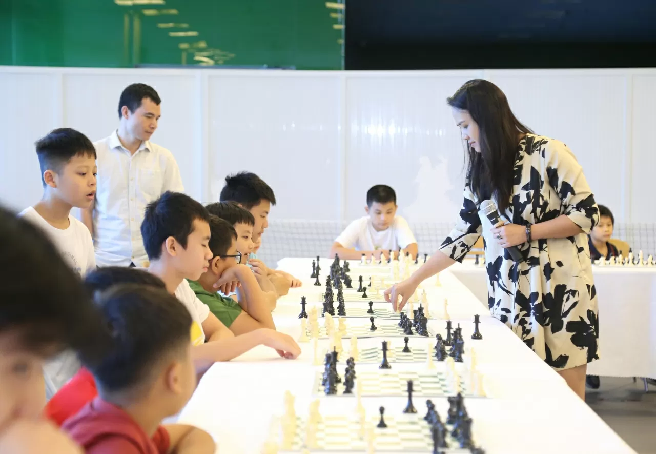 “Mùa hè rực rỡ” là hoạt động bổ ích, giúp các cháu thiếu nhi có cơ hội được rèn luyện kỹ năng cờ vua, tăng cường và phát triển tư duy. Đặc biệt đây là cơ hội để các cháu được giao lưu và thi đấu với kiện tướng Lương Phương Hạnh 