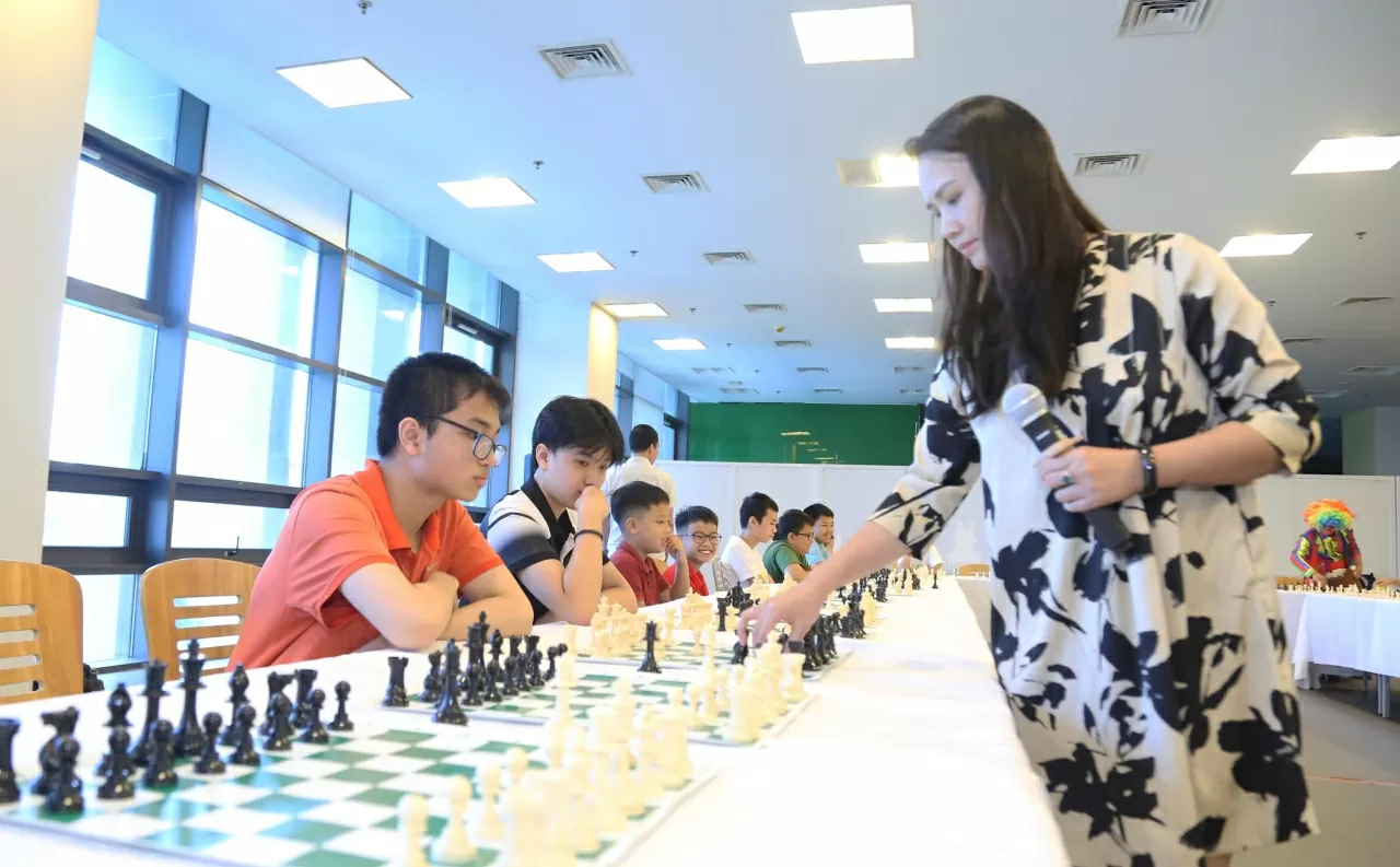 “Mùa hè rực rỡ” là hoạt động bổ ích, giúp các cháu thiếu nhi có cơ hội được rèn luyện kỹ năng cờ vua, tăng cường và phát triển tư duy. Đặc biệt đây là cơ hội để các cháu được giao lưu và thi đấu với kiện tướng Lương Phương Hạnh