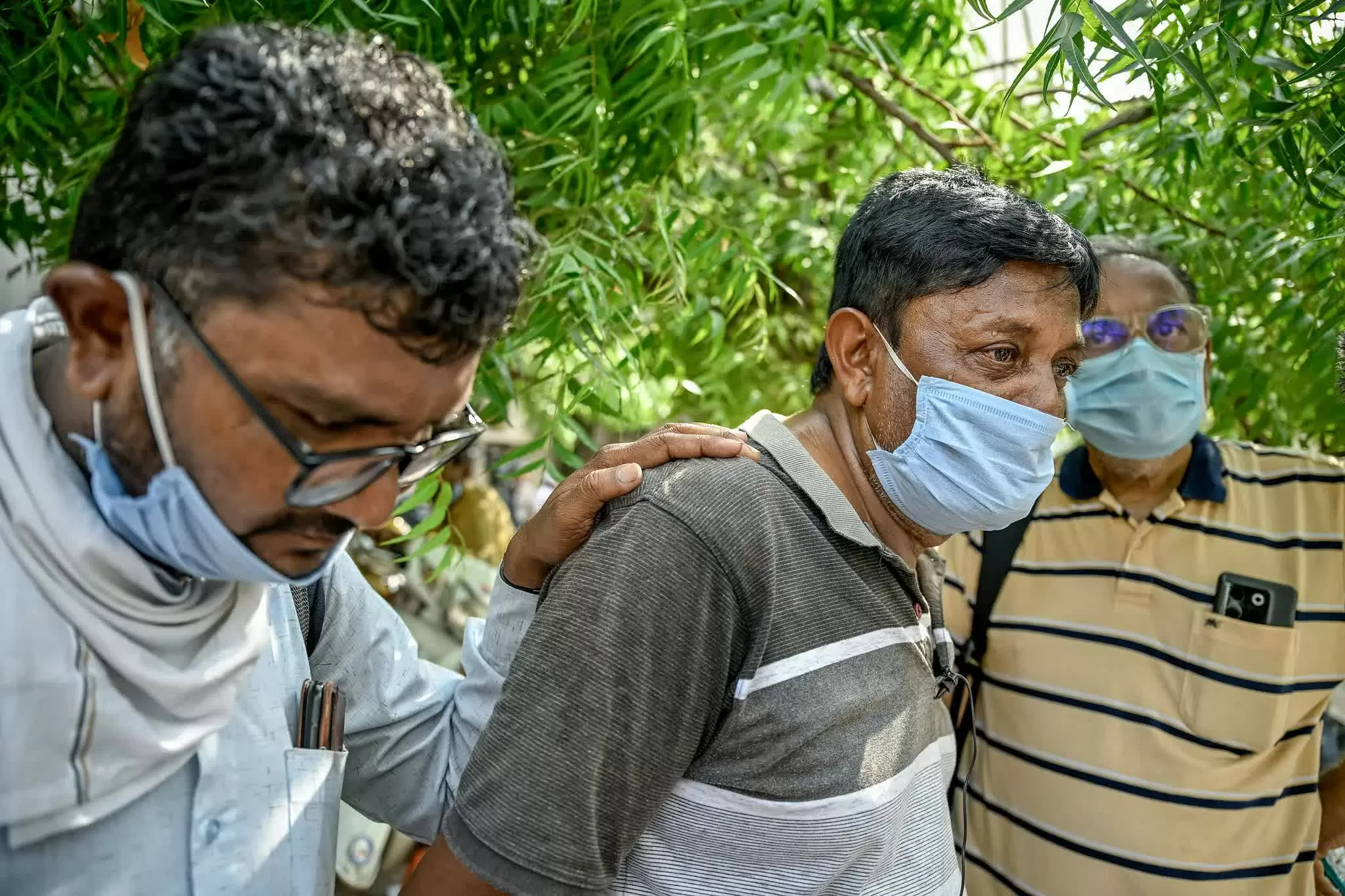 Anil Patel, người vừa mất con trai và con dâu trong vụ tai nạn máy bay Air India, nghẹn ngào nhớ lại khoảnh khắc tiễn họ ra sân bay. “Họ chào tạm biệt và vui vẻ ra về,” ông nói, ánh mắt ngấn lệ. Không ai ngờ đó lại là lần gặp cuối cùng.
