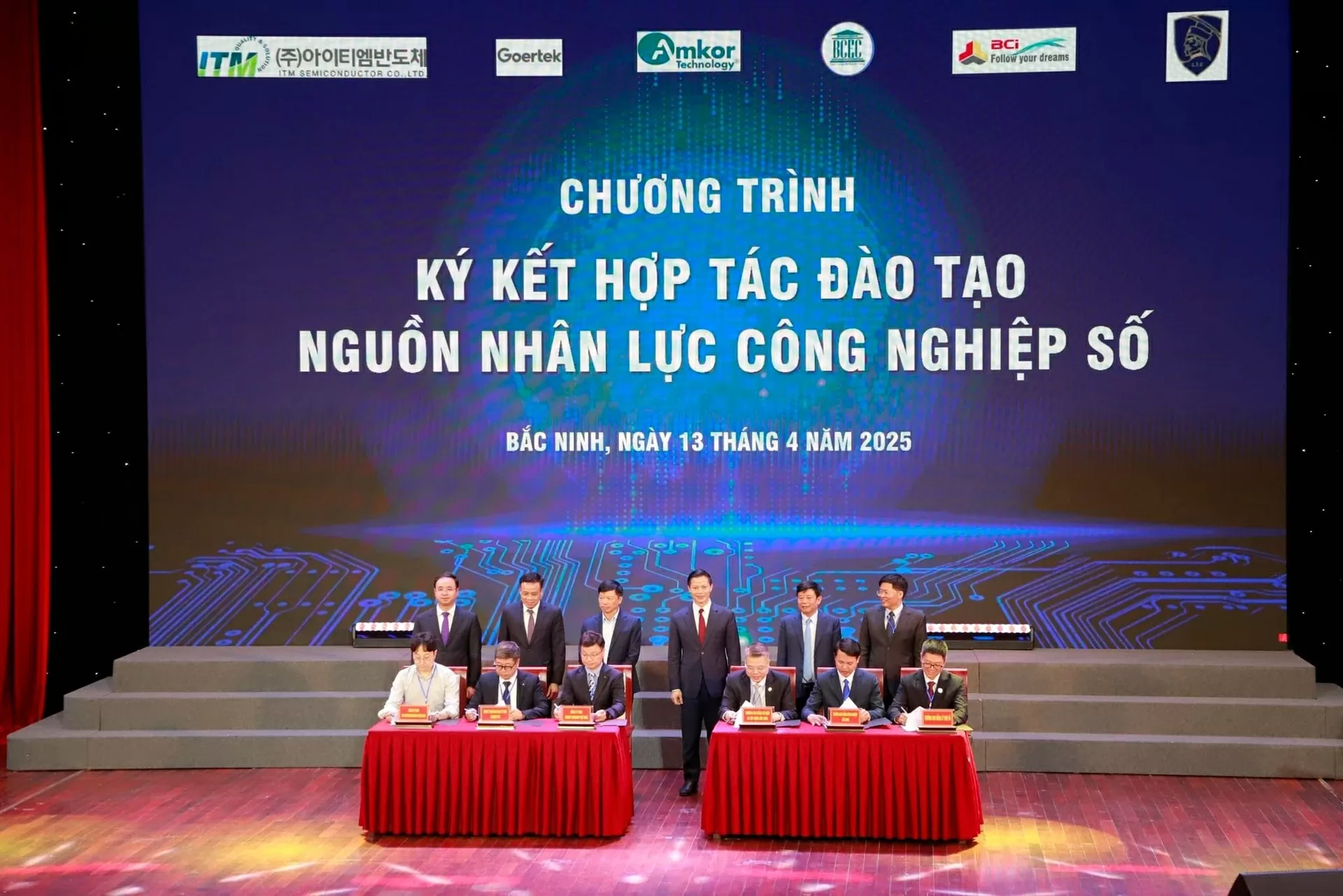 Bắc Ninh: Chú trọng phát triển nguồn nhân lực, hiện thực hóa mục tiêu trở thành trung tâm đổi mới công nghệ cao Bắc Ninh: Chú trọng phát triển nguồn nhân lực, hiện thực hóa mục tiêu trở thành trung tâm đổi mới công nghệ cao