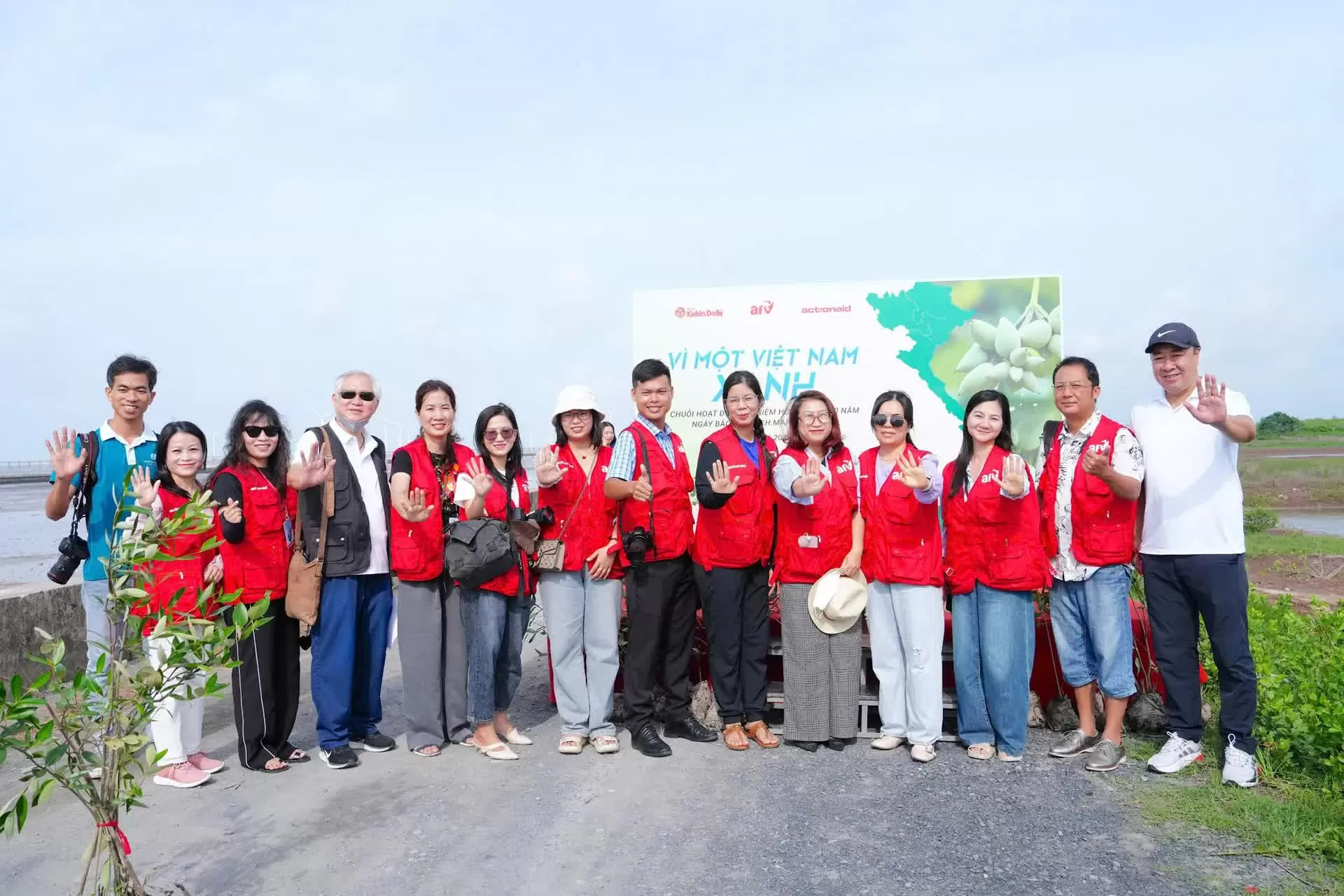 Trồng 2.025 cây mắm trắng tại Sóc Trăng, phát triển rừng ngập mặn giúp bảo vệ tương lai bền vững, thích ứng biến đổi khí hậu