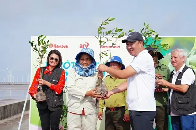 Trồng 2.025 cây mắm trắng tại Sóc Trăng, phát triển rừng ngập mặn giúp bảo vệ tương lai bền vững, thích ứng biến đổi khí hậu