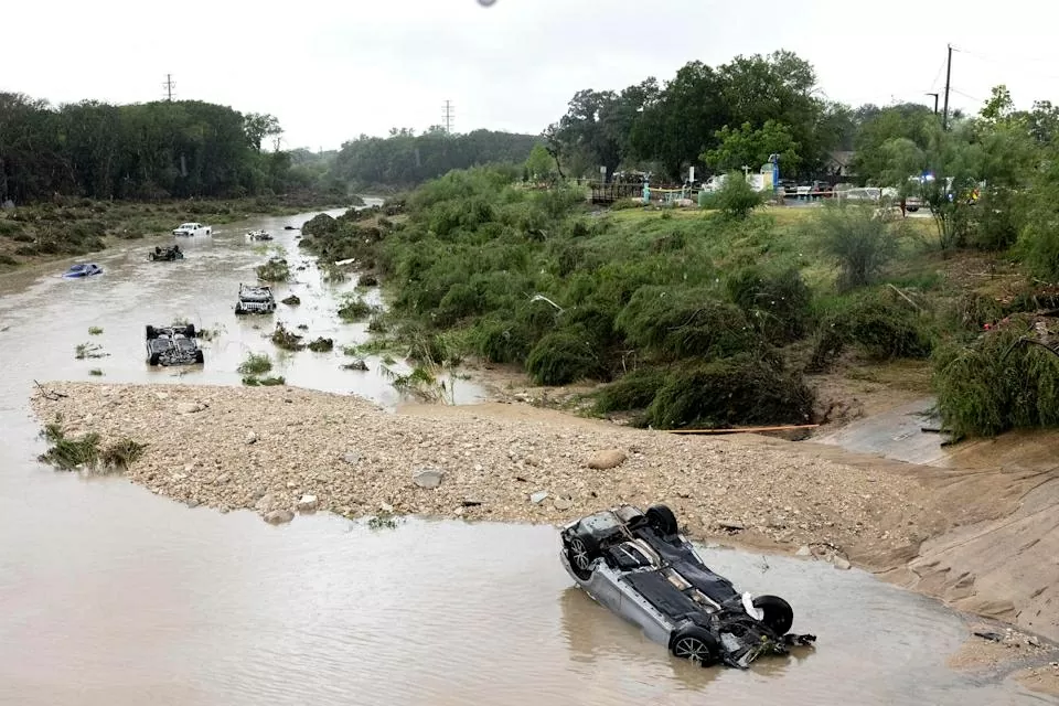Lực lượng ứng phó khẩn cấp tại Texas đã thực hiện hơn 70 vụ cứu hộ dưới nước và 16 cuộc điều tra liên quan đến mực nước cao kể từ khi bắt đầu xảy ra ngập lụt. (Nguồn: Yahoo)