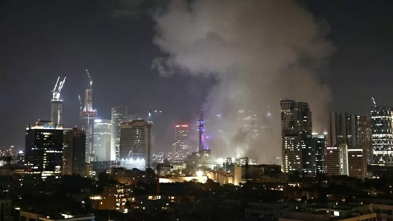 Khói bốc lên sau vụ tấn công bằng tên lửa của Iran nhằm vào Tel Aviv, Israel, ngày 13/6/2025. (Ảnh: Tân Hoa xã) Khói bốc lên sau vụ tấn công bằng tên lửa của Iran nhằm vào Tel Aviv, Israel, ngày 13/6/2025. (Ảnh: Tân Hoa xã)