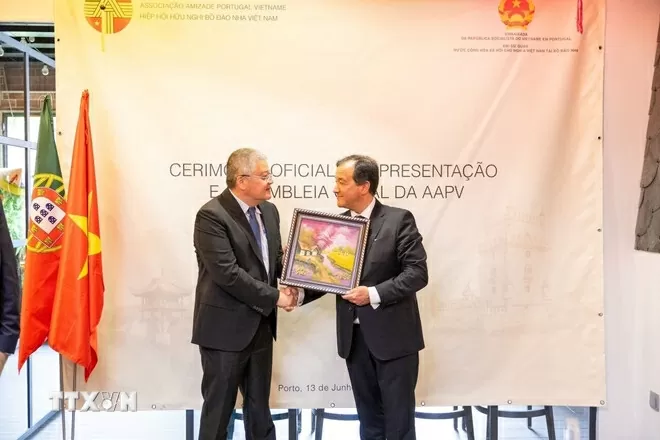 Đại biện Đại sứ quán Việt Nam tại Bồ Đào Nha Nguyễn Mạnh Thắng trao tặng quà lưu niệm cho Lãnh đạo Hội hữu nghị Bồ Đào Nha-Việt Nam, Luật sư Jose Pedro Viera. (Ảnh: TTXVN phát)