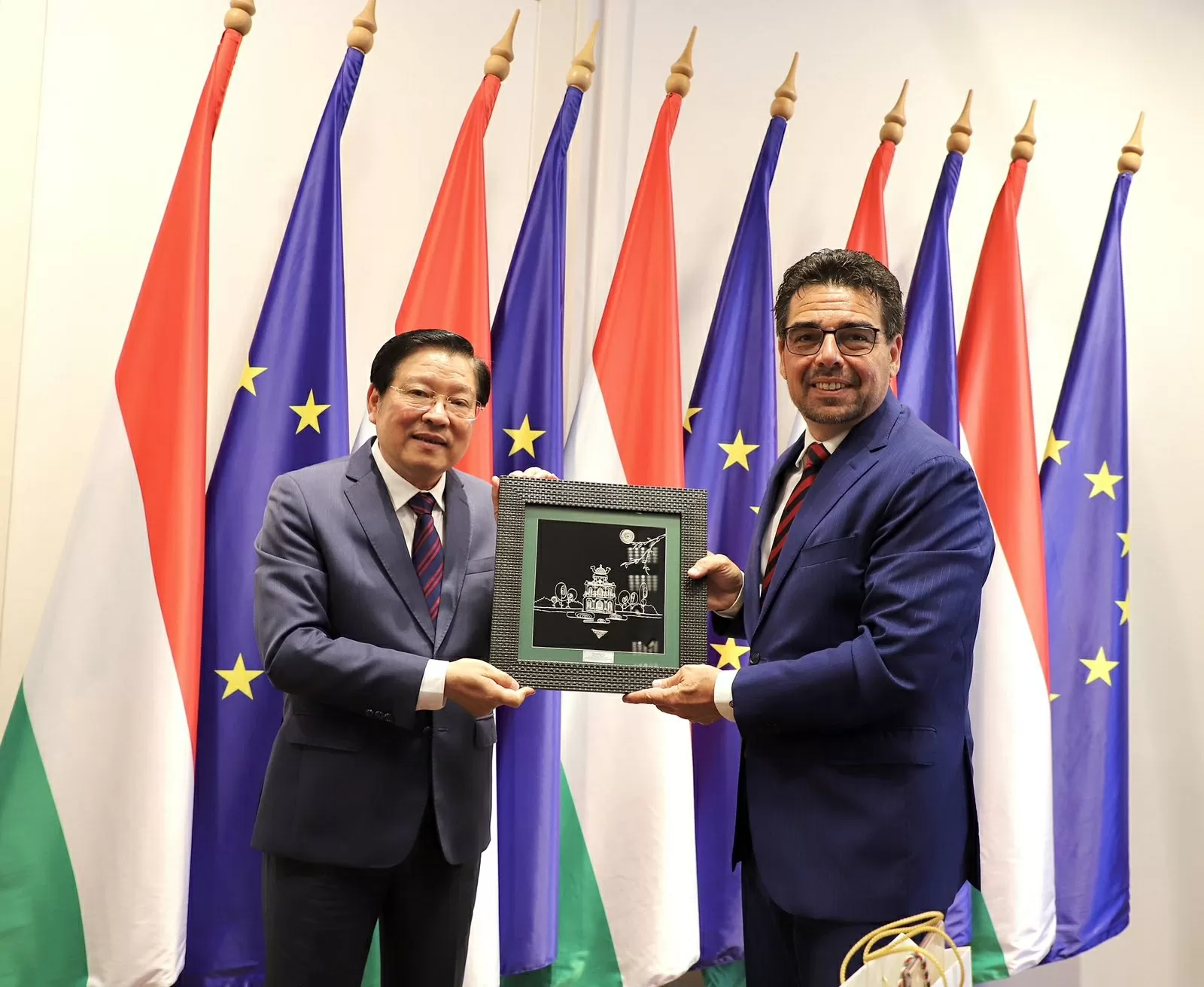 Uỷ viên Bộ Chính trị Phan Đình Trạc thăm và làm việc tại Hungary