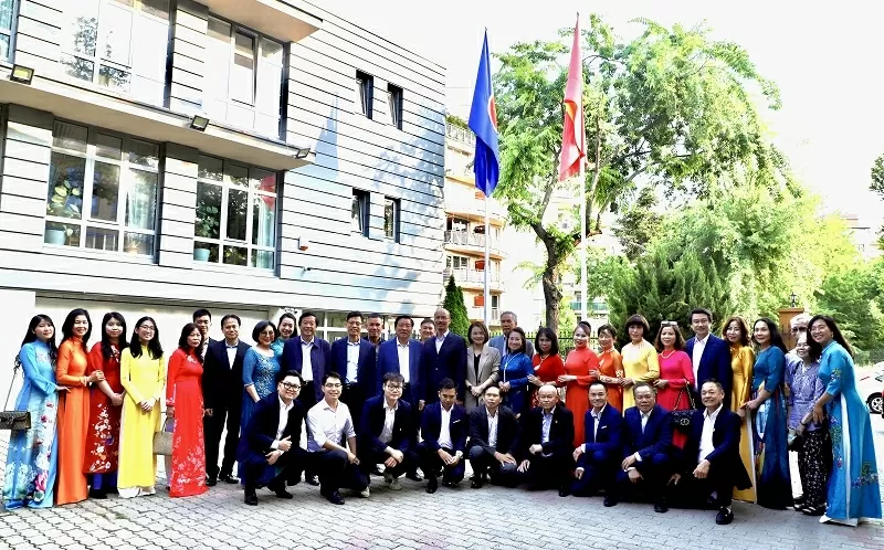 Uỷ viên Bộ Chính trị Phan Đình Trạc thăm và làm việc tại Hungary Uỷ viên Bộ Chính trị Phan Đình Trạc thăm và làm việc tại Hungary