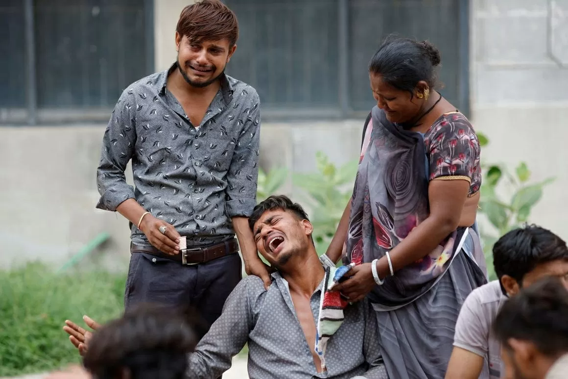 Vụ rơi máy bay ở Ấn Độ: Nỗi đau của người ở lại Vụ rơi máy bay ở Ấn Độ: Nỗi đau của người ở lại