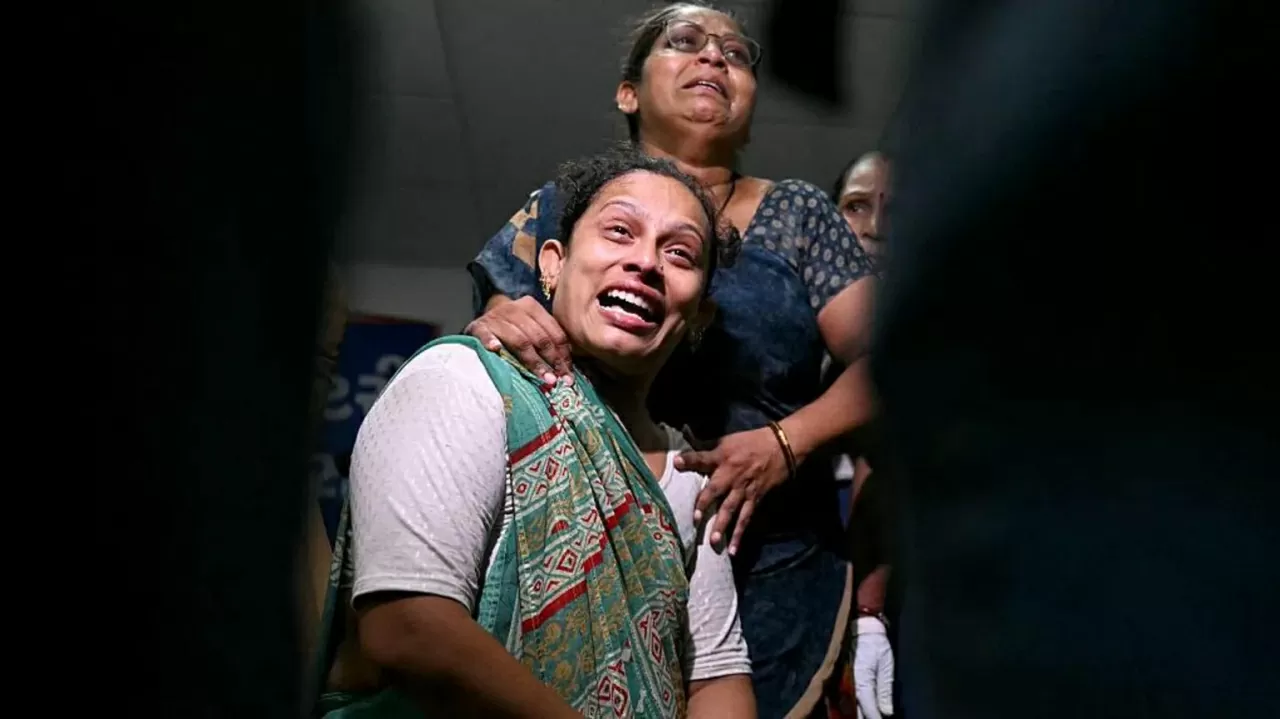 Vụ rơi máy bay ở Ấn Độ: Nỗi đau của người ở lại