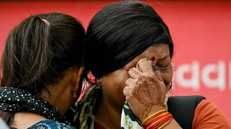 Vụ rơi máy bay ở Ấn Độ: Nỗi đau của người ở lại