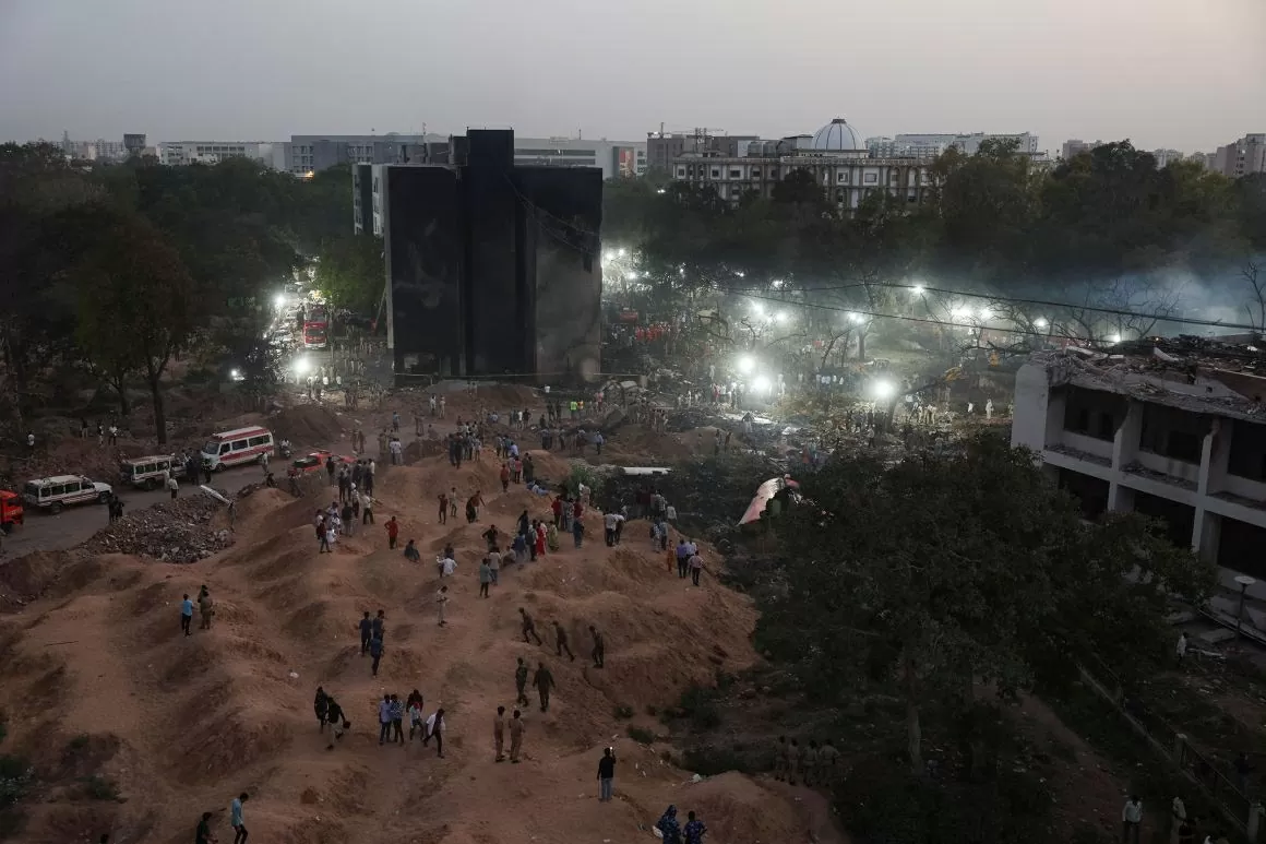 Vụ rơi máy bay ở Ấn Độ: Nỗi đau của người ở lại