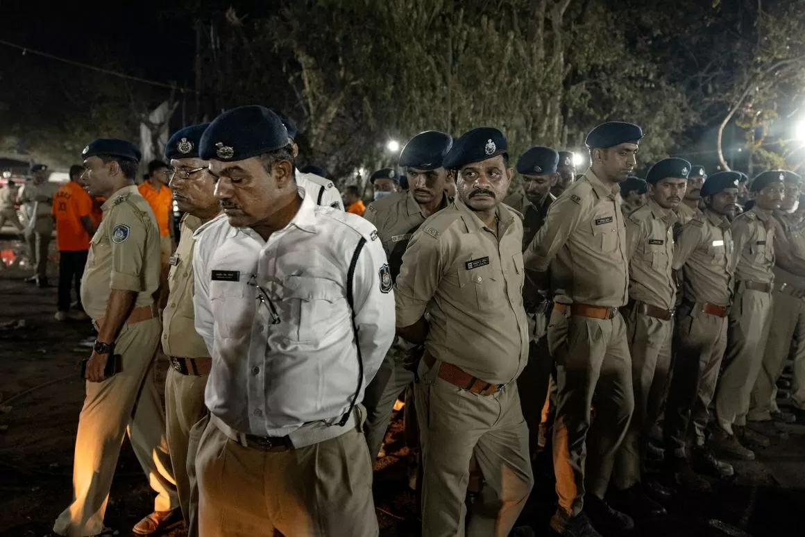 Vụ rơi máy bay ở Ấn Độ: Nỗi đau của người ở lại Vụ rơi máy bay ở Ấn Độ: Nỗi đau của người ở lại