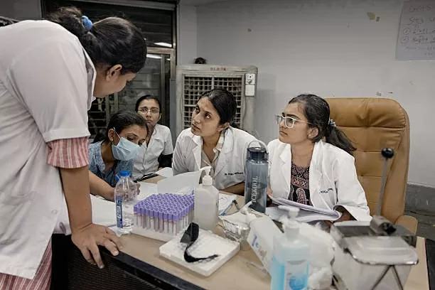 Vụ rơi máy bay ở Ấn Độ: Nỗi đau của người ở lại