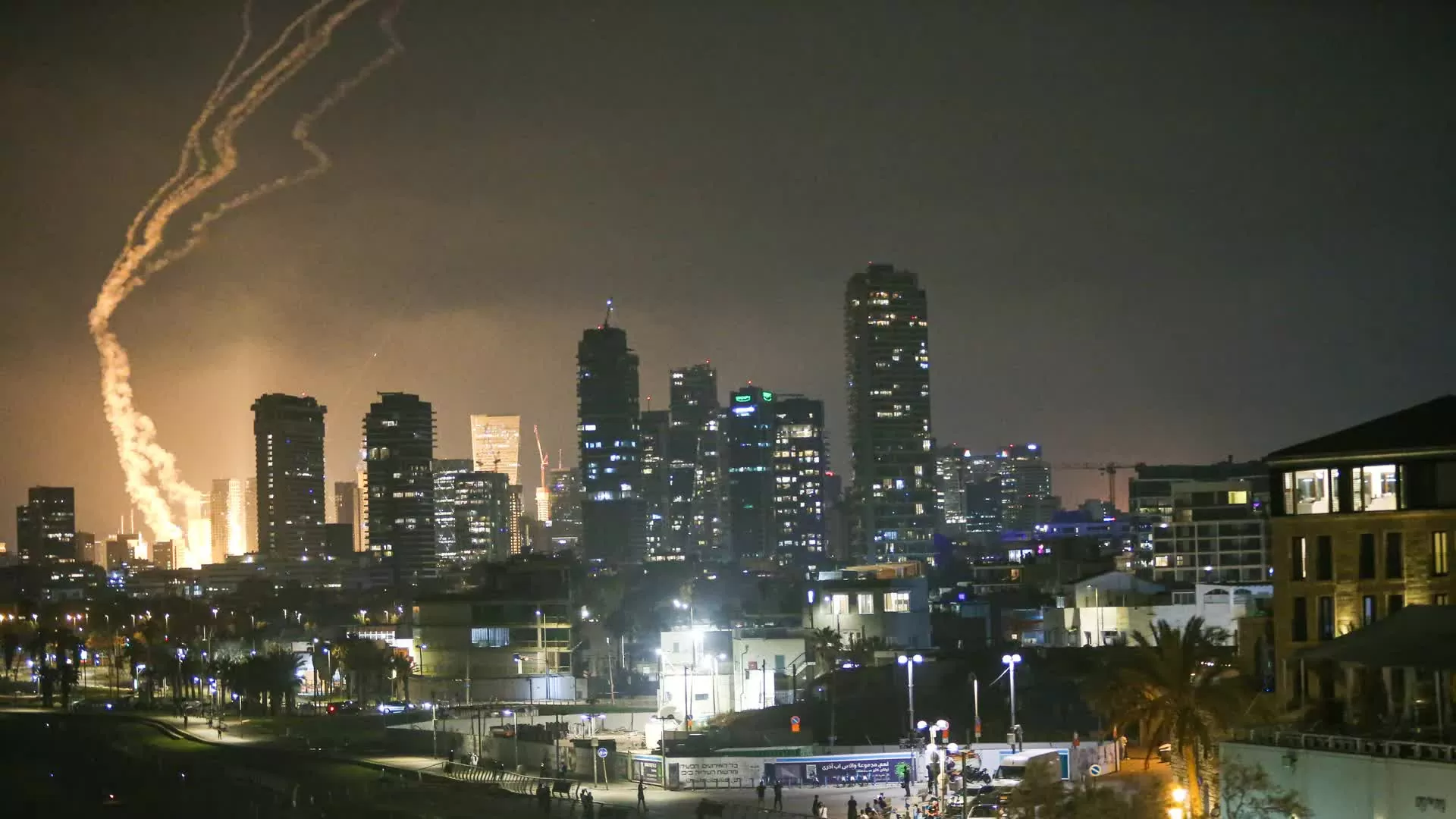 Bầu trời Tel Aviv trong cuộc tấn công. (Nguồn: Anadolu) Bầu trời Tel Aviv trong cuộc tấn công. (Nguồn: Anadolu)