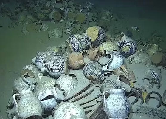 Phát hiện nhiều bình gốm cổ trong tàu buôn chìm dưới đáy biển Pháp