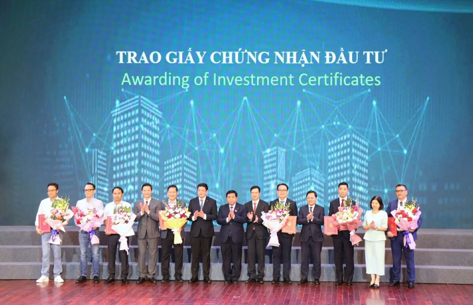Phó Thủ tướng Chính phủ Nguyễn Chí Dũng (thứ 7 từ trái sang) cùng các đồng chí lãnh đạo tỉnh chúc mừng các doanh nghiệp được nhận Giấy chứng nhận đầu tư hồi tháng 5/2025. (Nguồn: Báo Bắc Ninh)