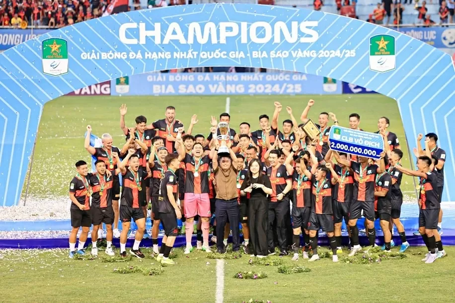 Vợ con thủ môn Văn Lâm chung vui CLB Ninh Bình vô địch hạng Nhất quốc gia 2024/25 Vợ con thủ môn Văn Lâm chung vui CLB Ninh Bình vô địch hạng Nhất quốc gia 2024/25