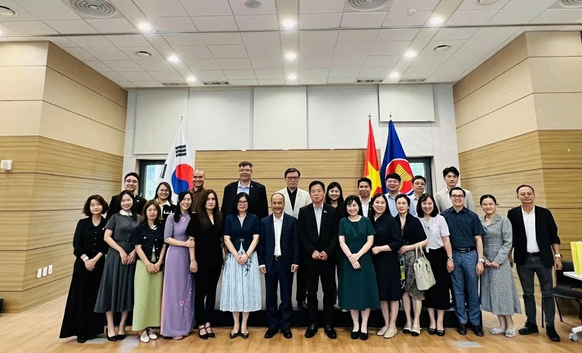 Đoàn công tác Ủy ban thăm, gặp gỡ cộng đồng người Việt Nam tại Hàn Quốc Đoàn công tác Ủy ban thăm, gặp gỡ cộng đồng người Việt Nam tại Hàn Quốc