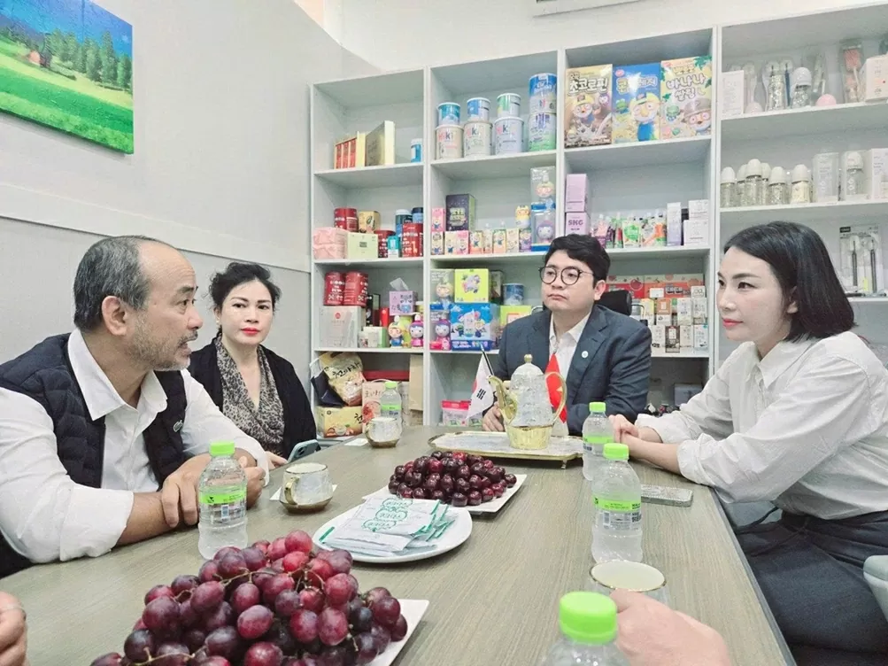 Đoàn công tác Ủy ban thăm, gặp gỡ cộng đồng người Việt Nam tại Hàn Quốc