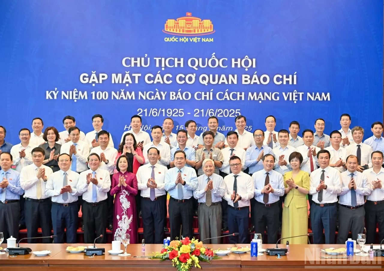 Chủ tịch Quốc hội Trần Thanh Mẫn chụp ảnh lưu niệm với các đại biểu. (Nguồn: NDO))