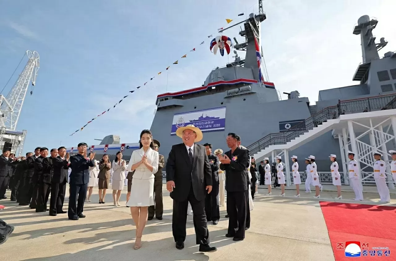 Chủ tịch Triều Tiên Kim Jong Un cùng con gái Kim Ju Ae tham dự lễ hạ thủy tàu khu trục từng bị hư hại trong lần hạ thủy đầu tiên, ngày 12/6. (Nguồn: KCNA)