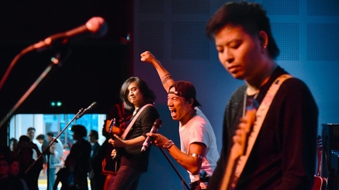 Bức Tường thắp lửa sân khấu Trung tâm Văn hóa Việt Nam tại Pháp