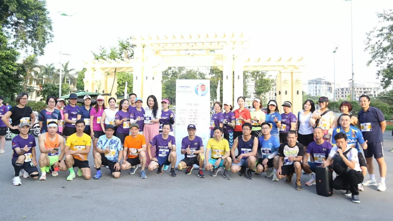 Giải chạy hướng ứng, quảng bá giải chạy trực tuyến “Hành trình từ 50 năm đến 80 năm – Ngoại giao Việt Nam với các mốc son lịch sử” tại công viên Thống Nhất. (Ảnh: Thành Long) Giải chạy hướng ứng, quảng bá giải chạy trực tuyến “Hành trình từ 50 năm đến 80 năm – Ngoại giao Việt Nam với các mốc son lịch sử” tại công viên Thống Nhất. (Ảnh: Thành Long)