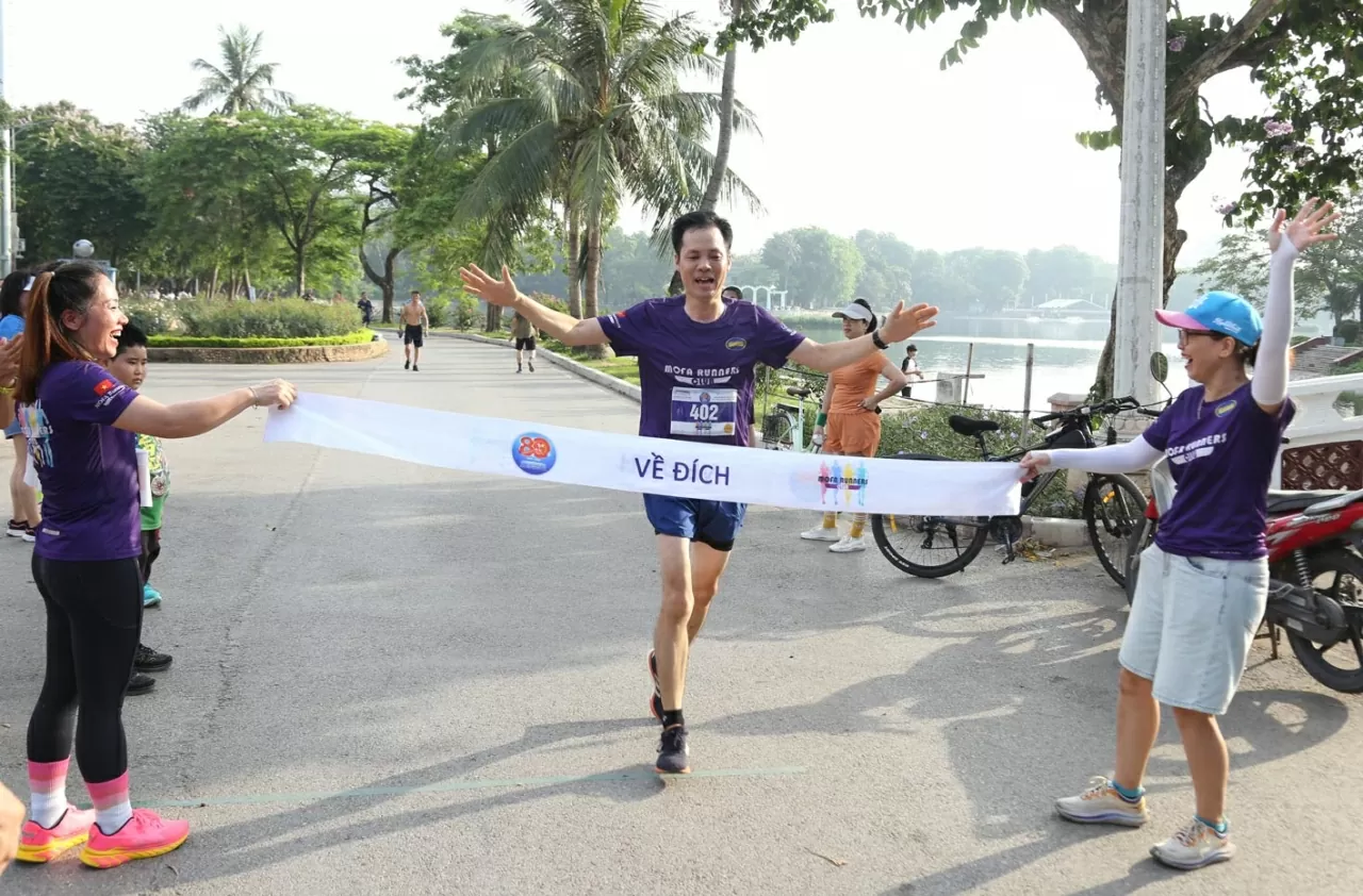 Anh Tô Mạnh Thiêm, Ban Quản lý dự án xuất sắc cán đích ở vị trí thứ nhất cự ly 4 vòng. (Ảnh: Thành Long) Anh Tô Mạnh Thiêm, Ban Quản lý dự án xuất sắc cán đích ở vị trí thứ nhất cự ly 4 vòng. (Ảnh: Thành Long)