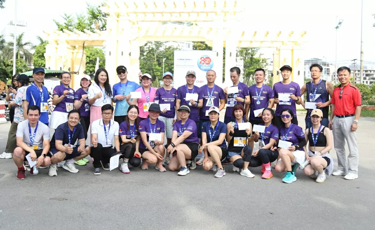 Ban tổ chức giao giải và huân chương cho những vận động viên xuất sắc hoàn thành cuộc thi. (Ảnh: Thành Long)