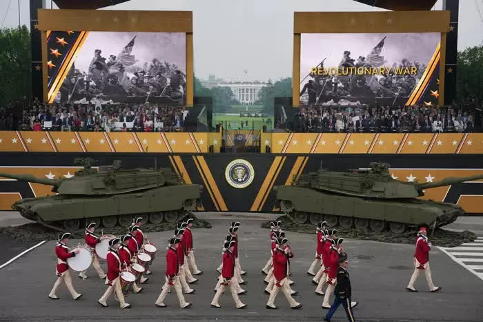 Đây được xem là cuộc diễu binh lớn nhất tại thủ đô Washington kể từ năm 1991 sau Chiến tranh Vùng Vịnh lần thứ nhất. (Nguồn: USA Today)