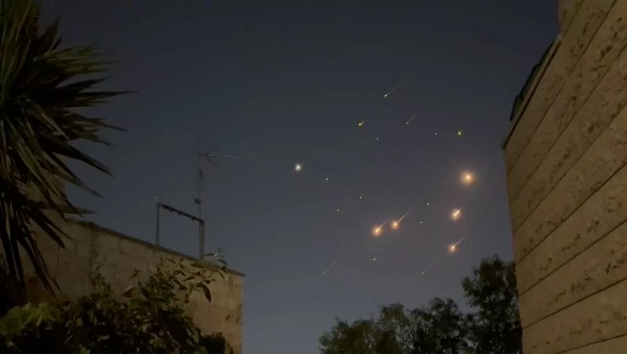 Xung đột Israel-Iran trưa 16/6: Tehran dội mưa tên lửa, Israel đáp trả bằng đòn đánh sở chỉ huy Quds, mặt trận ác liệt trên không gian mạng. (Nguồn: IRNA) Xung đột Israel-Iran trưa 16/6: Tehran dội mưa tên lửa, Israel đáp trả bằng đòn đánh sở chỉ huy Quds, mặt trận ác liệt trên không gian mạng. (Nguồn: IRNA)