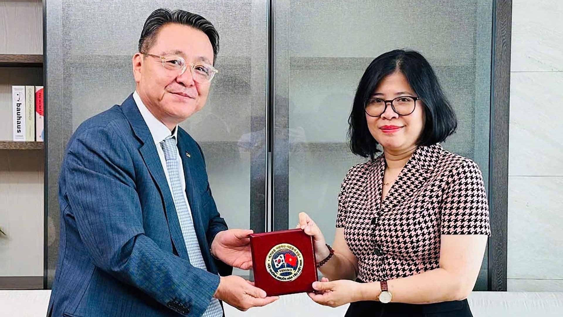 Tổng lãnh sự Việt Nam tại Busan Đoàn Phương Lan làm việc với Chủ tịch VESAMO