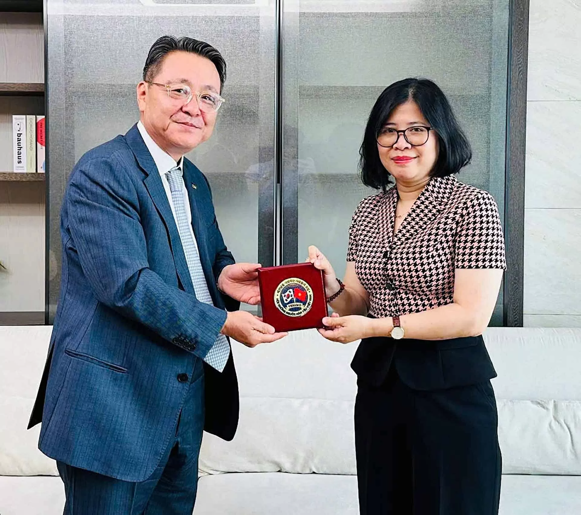 Tổng lãnh sự Việt Nam tại Busan Đoàn Phương Lan làm việc với Chủ tịch VESAMO