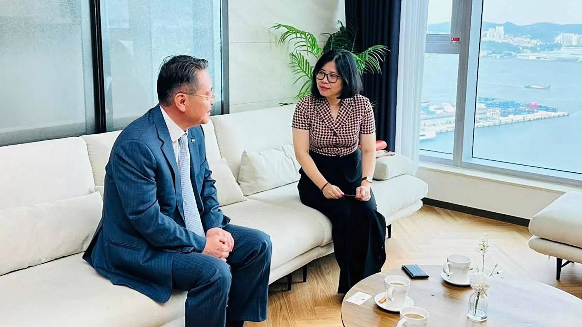 Tổng lãnh sự Việt Nam tại Busan Đoàn Phương Lan làm việc với Chủ tịch VESAMO Tổng lãnh sự Việt Nam tại Busan Đoàn Phương Lan làm việc với Chủ tịch VESAMO