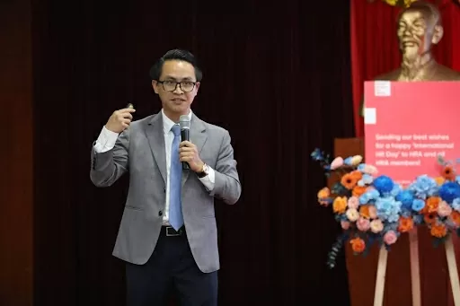 Bác sĩ Nguyễn Văn Công trong một buổi chia sẻ về sức khỏe tại Hiệp hội Nhân sự Việt Nam. (Nguồn: Facebook Nguyễn Văn Công)