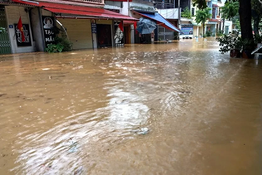 Thành phố Lạng Sơn thành biển nước sau cơn mưa lớn