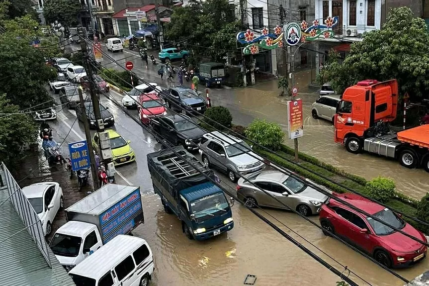 Thành phố Lạng Sơn thành biển nước sau cơn mưa lớn