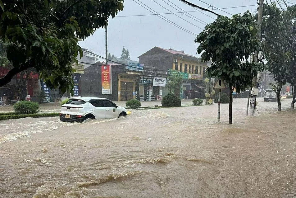 Thành phố Lạng Sơn thành biển nước sau cơn mưa lớn