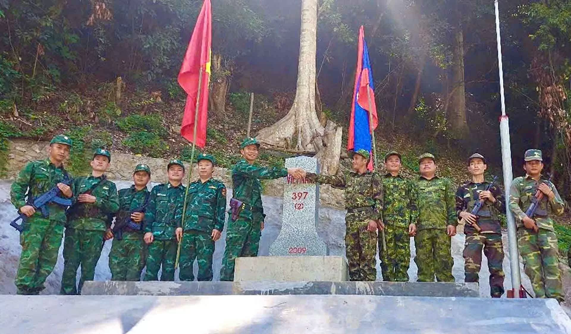 Bộ đội Biên phòng Nghệ An và Houaphanh tổ chức tuần tra song phương biên giới Việt Nam-Lào Bộ đội Biên phòng Nghệ An và Houaphanh tổ chức tuần tra song phương biên giới Việt Nam-Lào