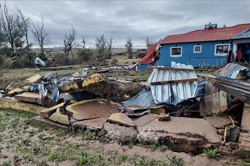 Những ngôi nhà bị phá hủy do lũ lụt tại tỉnh Eastern Cape, Nam Phi. (Nguồn: TTXVN) Những ngôi nhà bị phá hủy do lũ lụt tại tỉnh Eastern Cape, Nam Phi. (Nguồn: TTXVN)