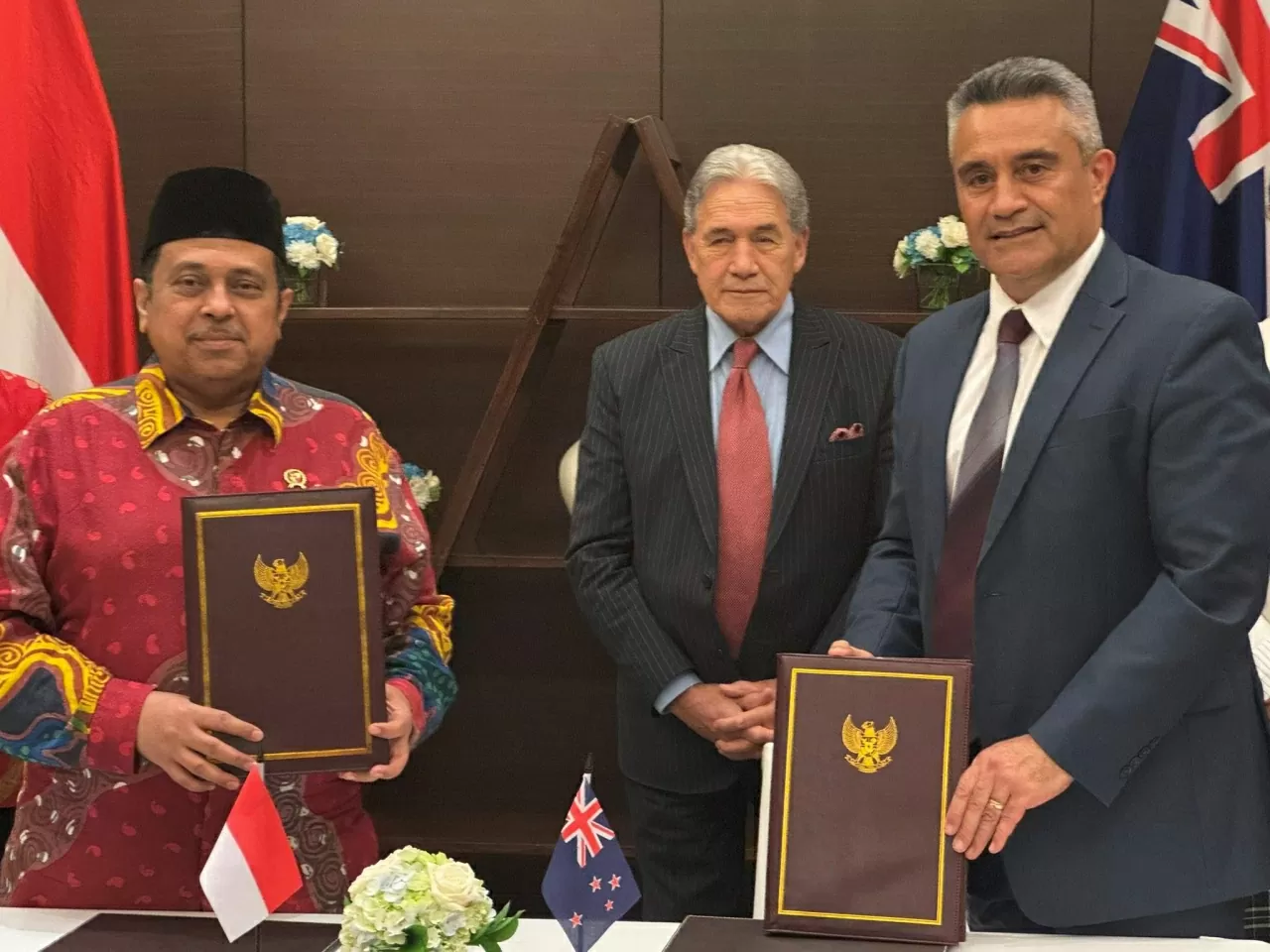 Lễ ký kết MoU về hợp tác Halal giữa người đứng đầu BPJPH Ahmad Haikal Hasan và Đại sứ New Zealand tại Indonesia Phillip Taula tại Jakarta vào ngày 13/6/2025. (Nguồn: Antara) Lễ ký kết MoU về hợp tác Halal giữa người đứng đầu BPJPH Ahmad Haikal Hasan và Đại sứ New Zealand tại Indonesia Phillip Taula tại Jakarta vào ngày 13/6/2025. (Nguồn: Antara)