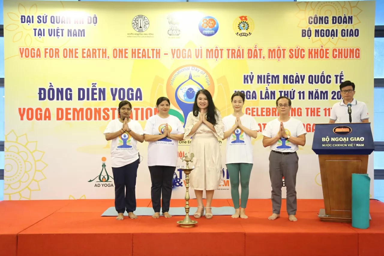 Các đại biểu thực hiện nghi thức Thắp đèn trước khi bắt đầu Đồng diễn. (Ảnh: Thành Long) Các đại biểu thực hiện nghi thức Thắp đèn trước khi bắt đầu Đồng diễn. (Ảnh: Thành Long)